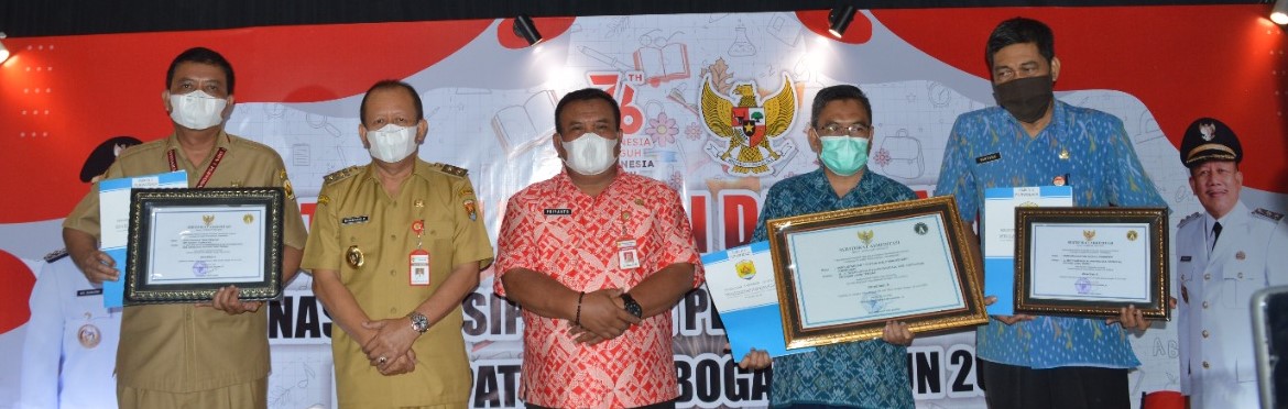 Penyerahan Sertifikat Akreditasi Perpustakaan