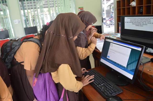 Pemustaka mengisi buku pengunjung di aplikasi otomasi perpustakaan