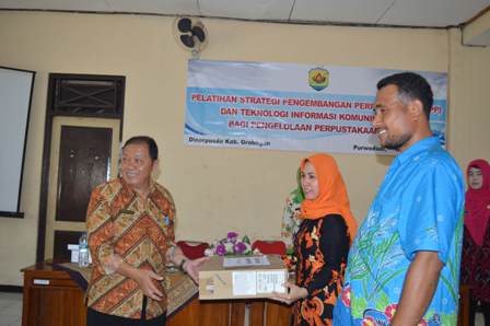 Penyerahan Bantuan TIK untuk Perpustakaan Desa